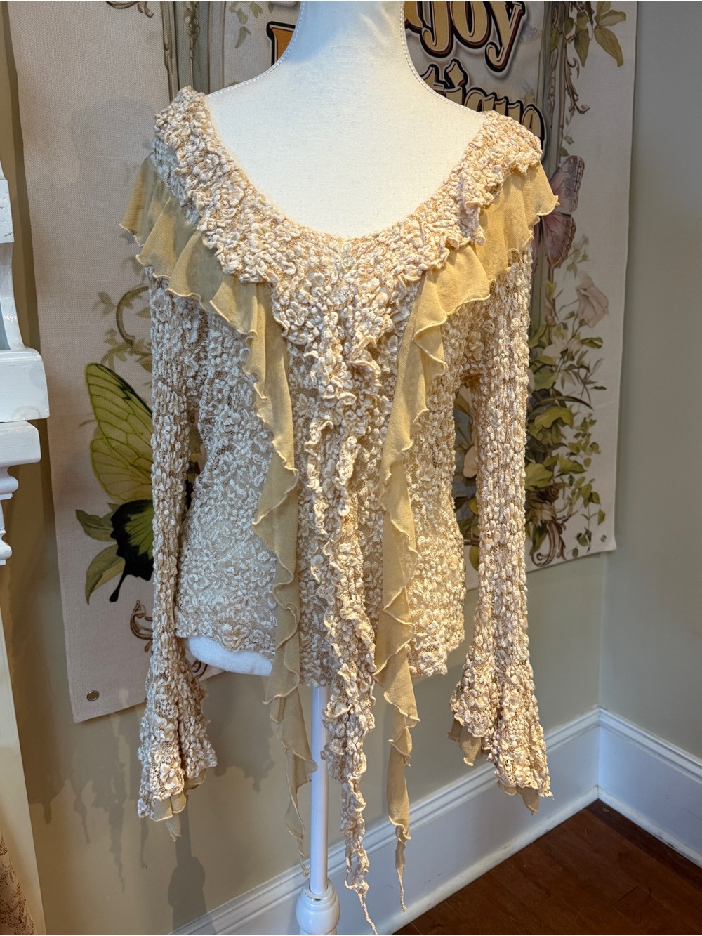 Knitted bell-sleeve ruffle top